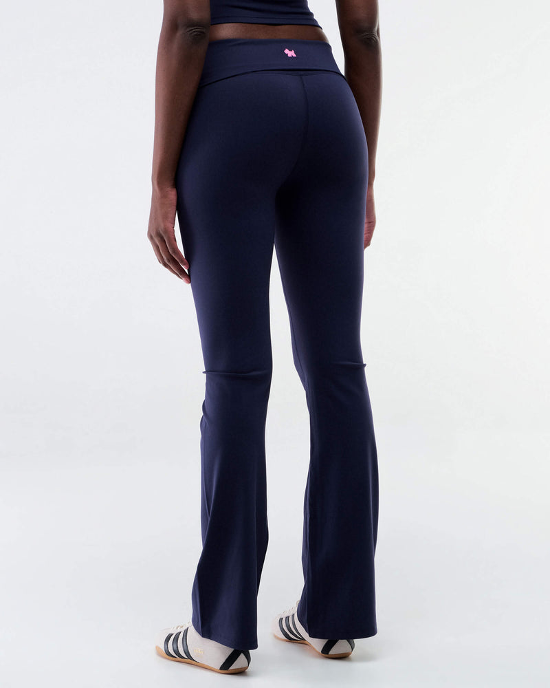 Ollie – Pantalon à jambes larges ajusté avec taille à revers