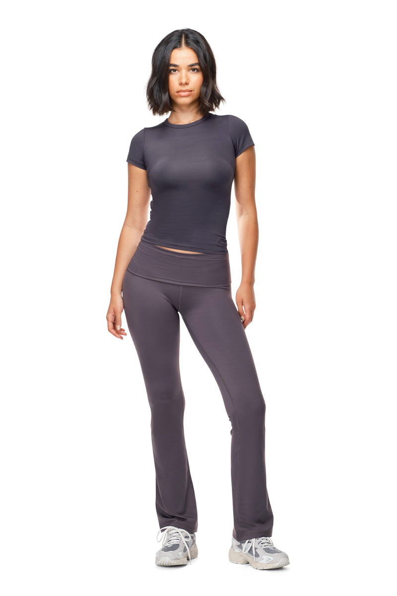 Andy – Pantalon évasé ajusté à taille à revers
