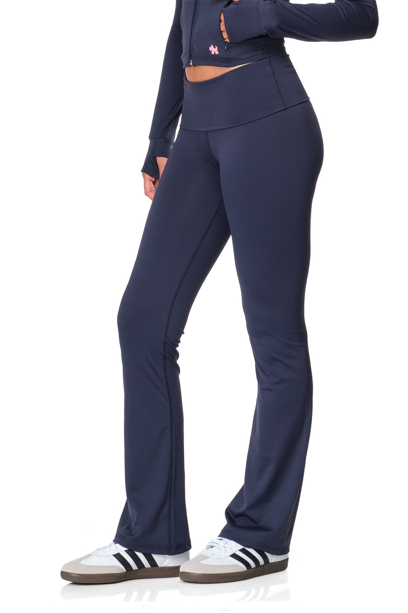 Andy – Pantalon évasé ajusté à taille à revers