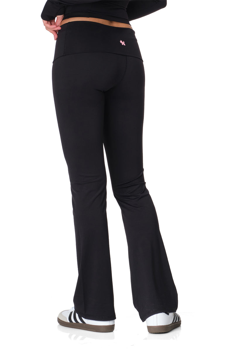 Andy – Pantalon évasé ajusté à taille à revers