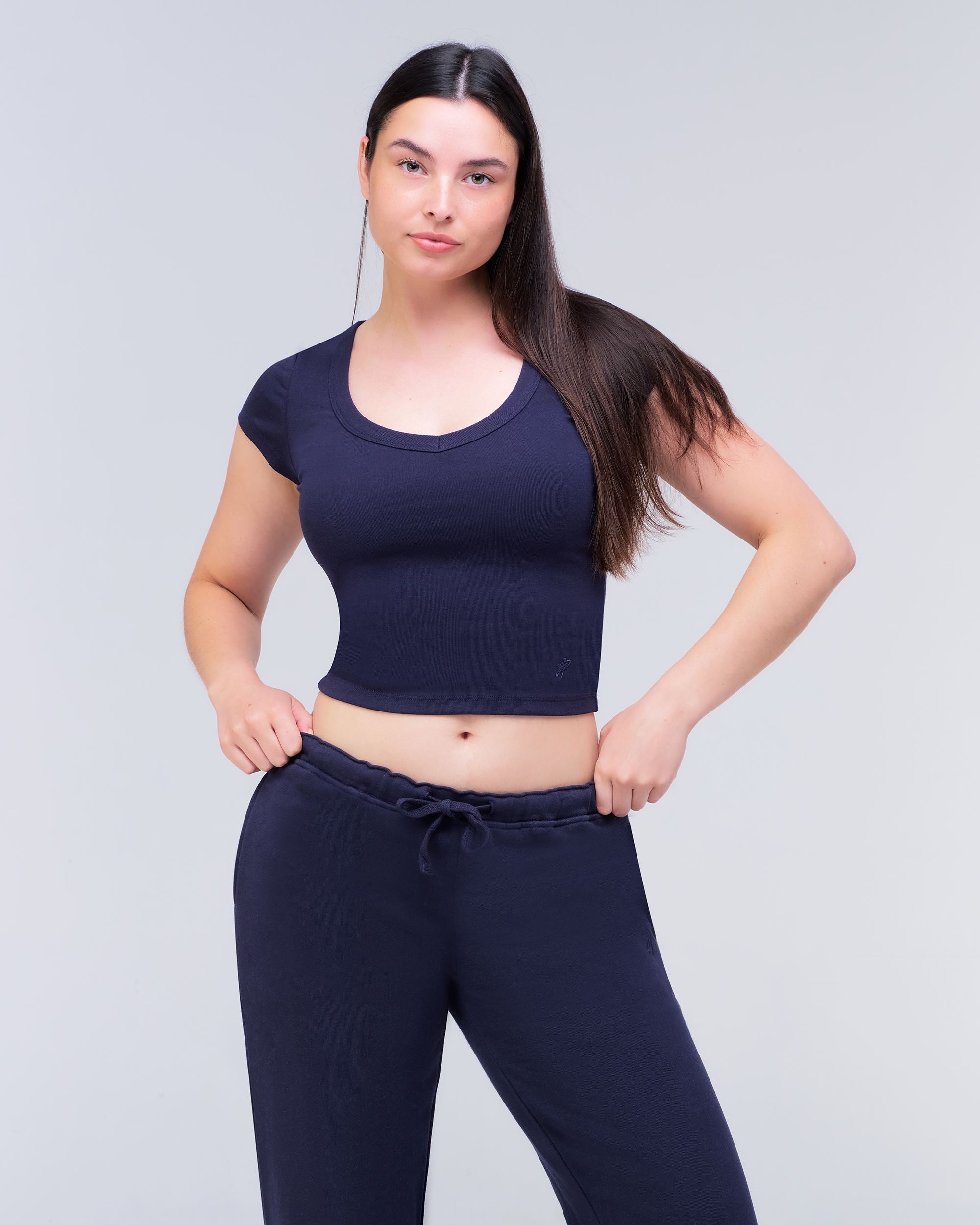 Della - Fitted V-Neck Tee