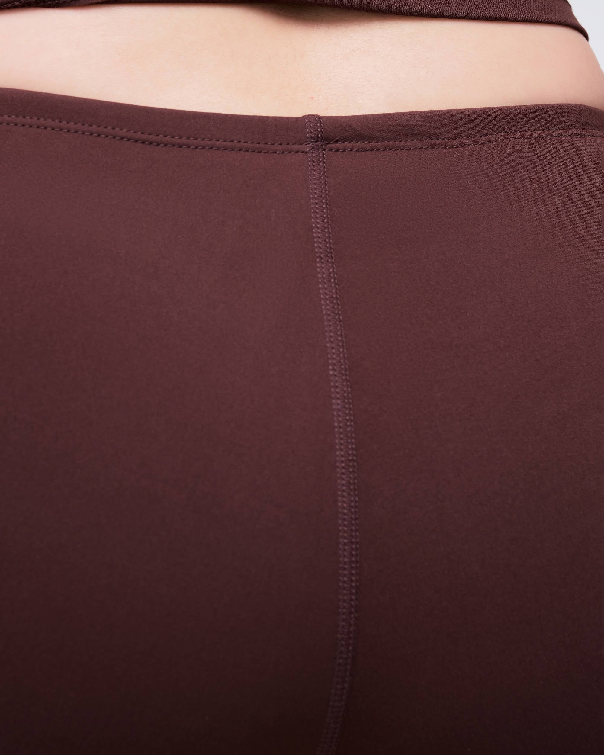 Olive - Short ajusté taille basse à cordon de serrage