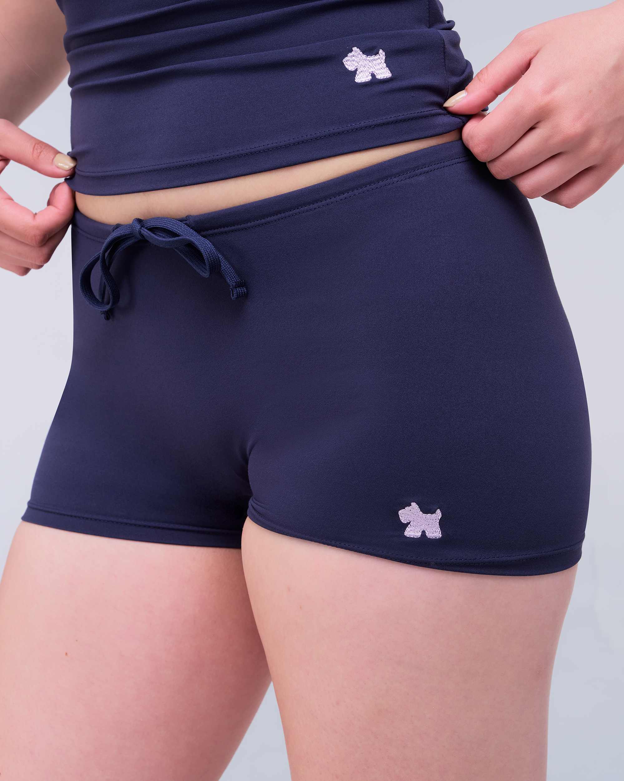 Olive - Short ajusté taille basse à cordon de serrage