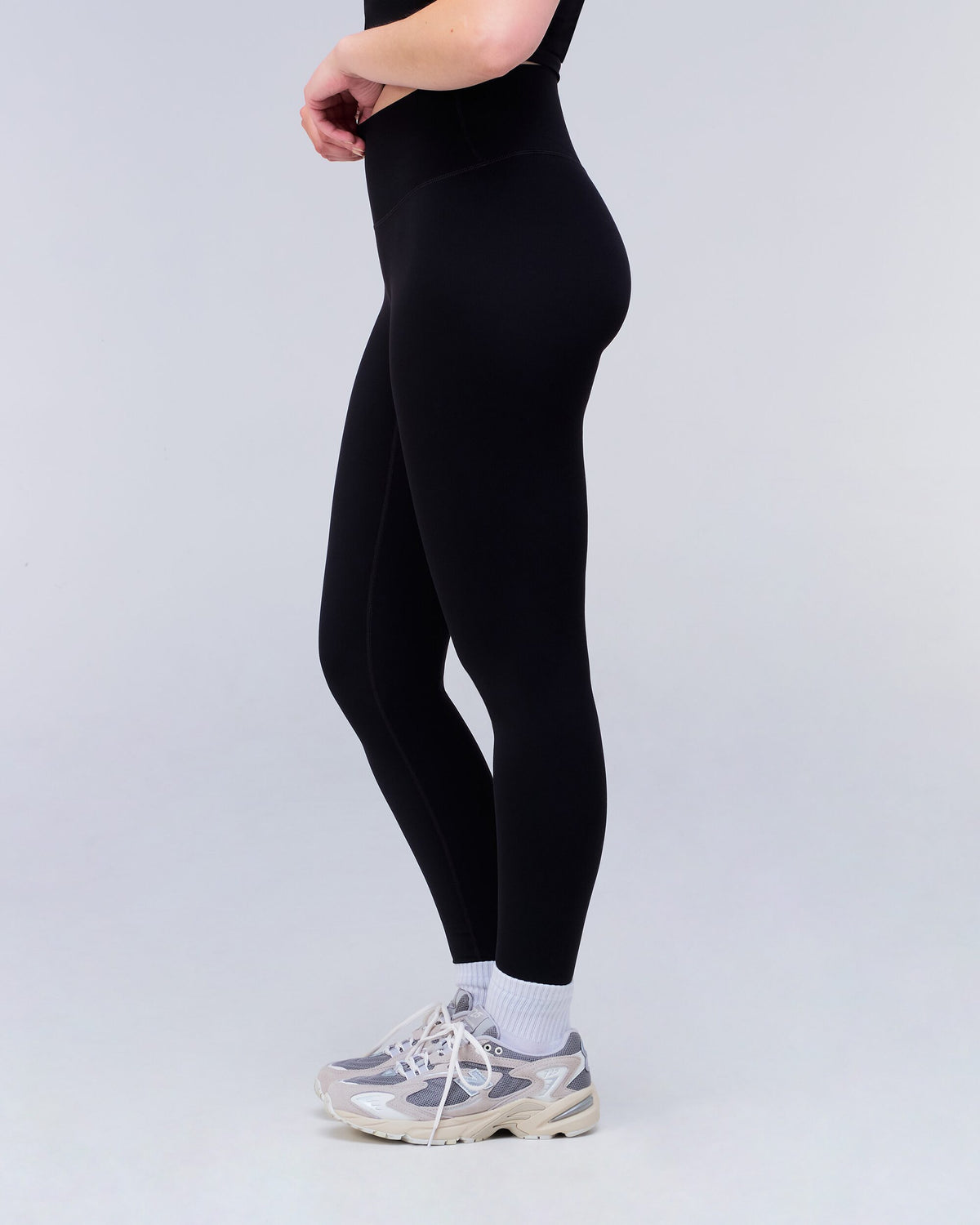Rayne Fitted Leggings in Black - side