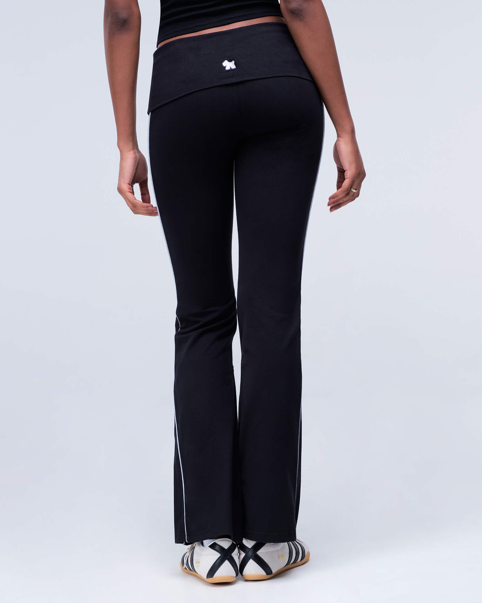 Zelda – Pantalon évasé ajusté avec taille à revers