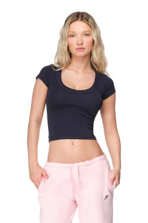 Della - Fitted V-Neck Tee