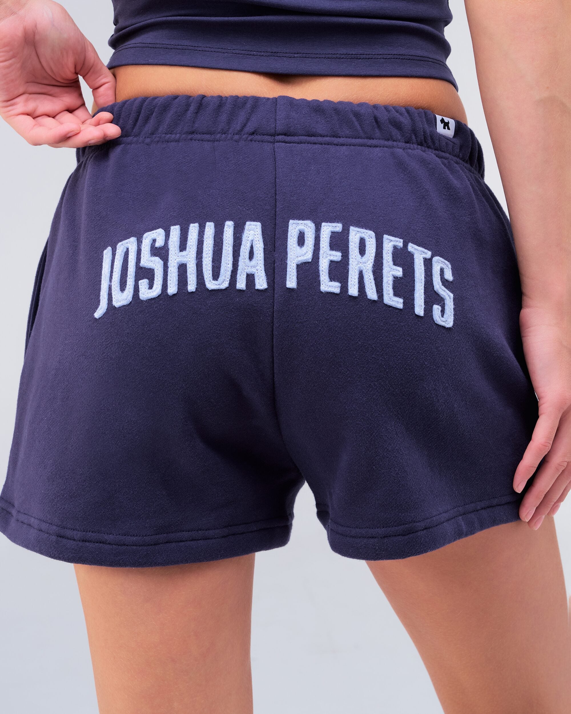 Danna relaxed sweat short in navy, close-up of back logo