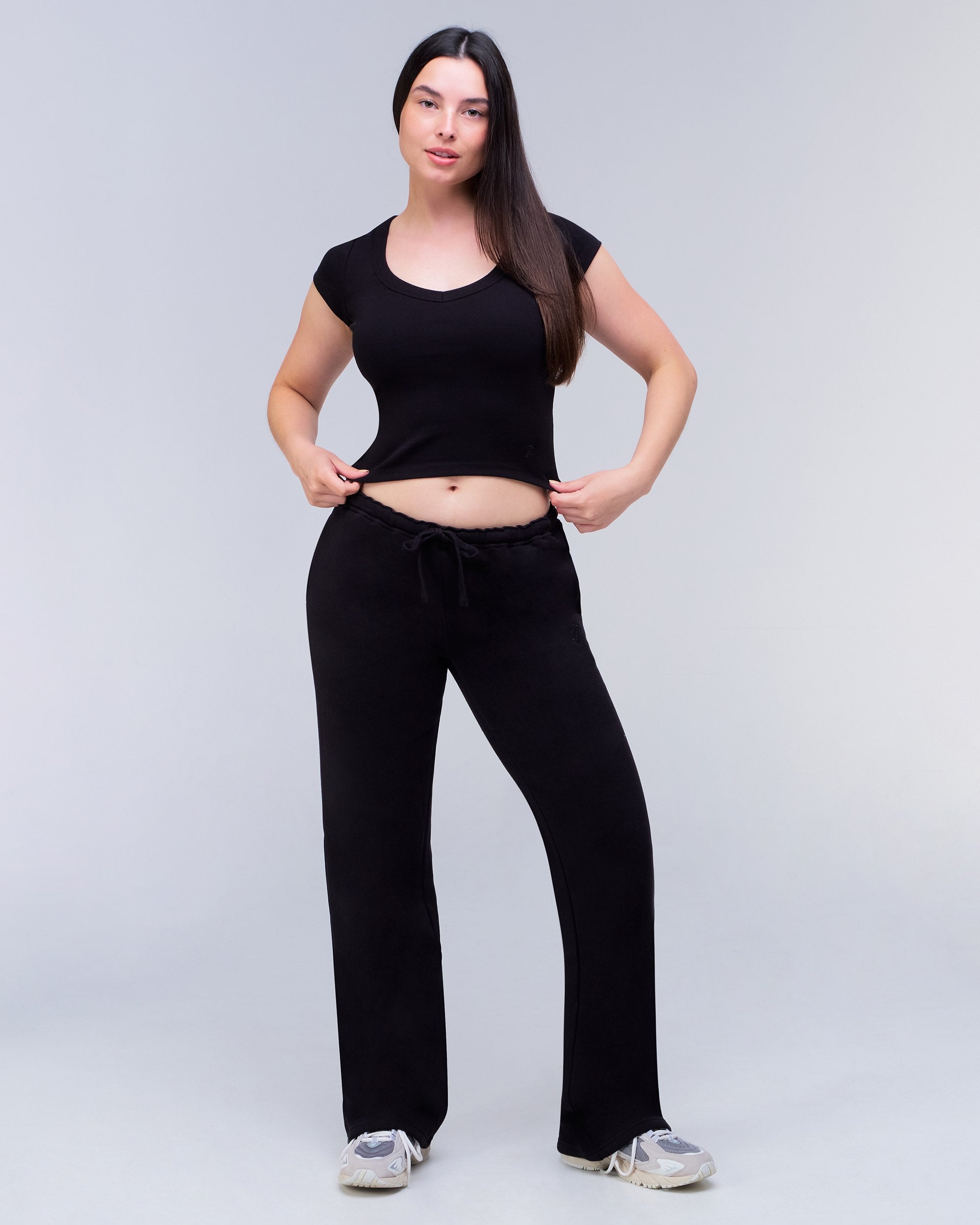 Della - Fitted V-Neck Tee