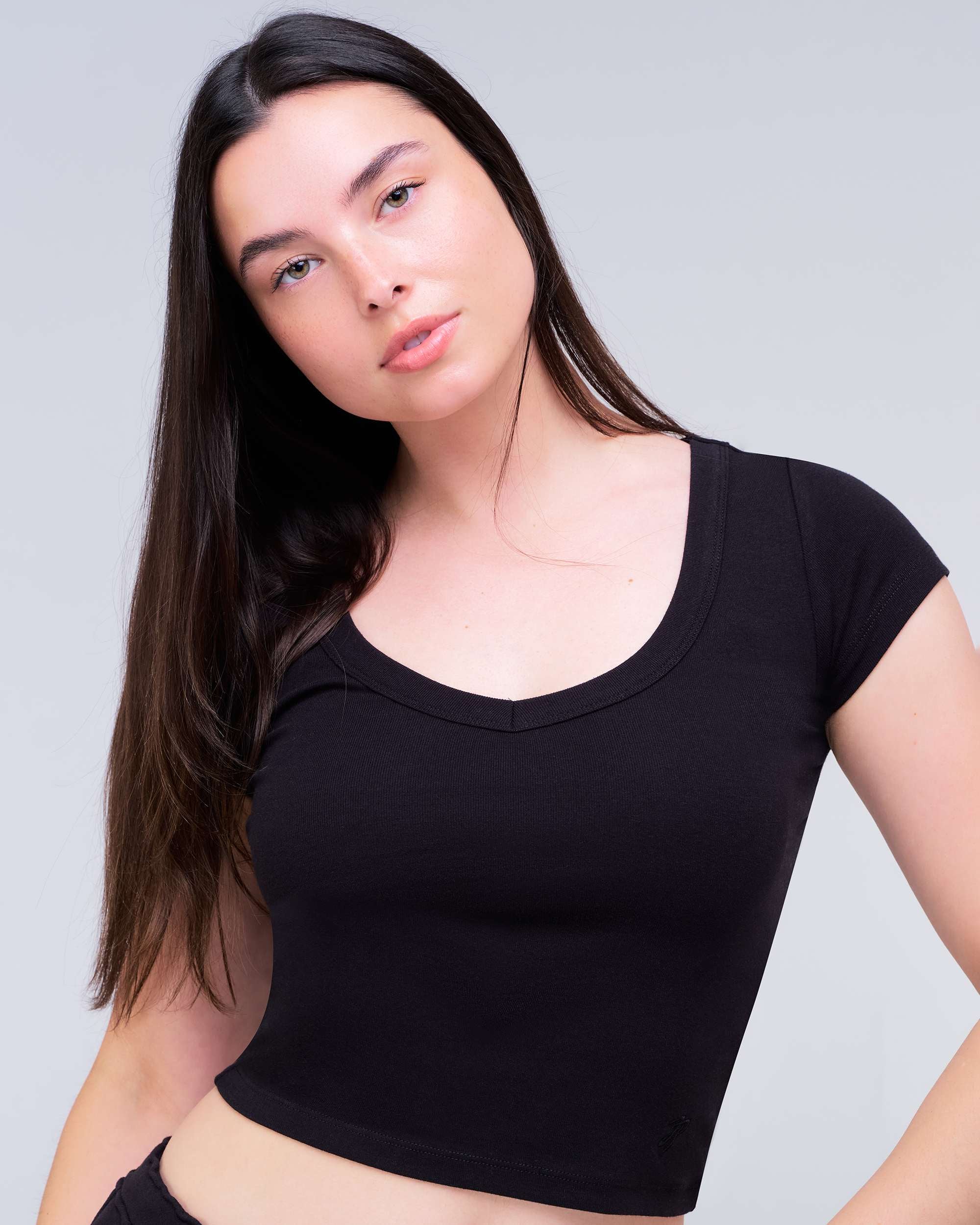 Della - Fitted V-Neck Tee