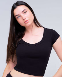 Della - Fitted V-Neck Tee