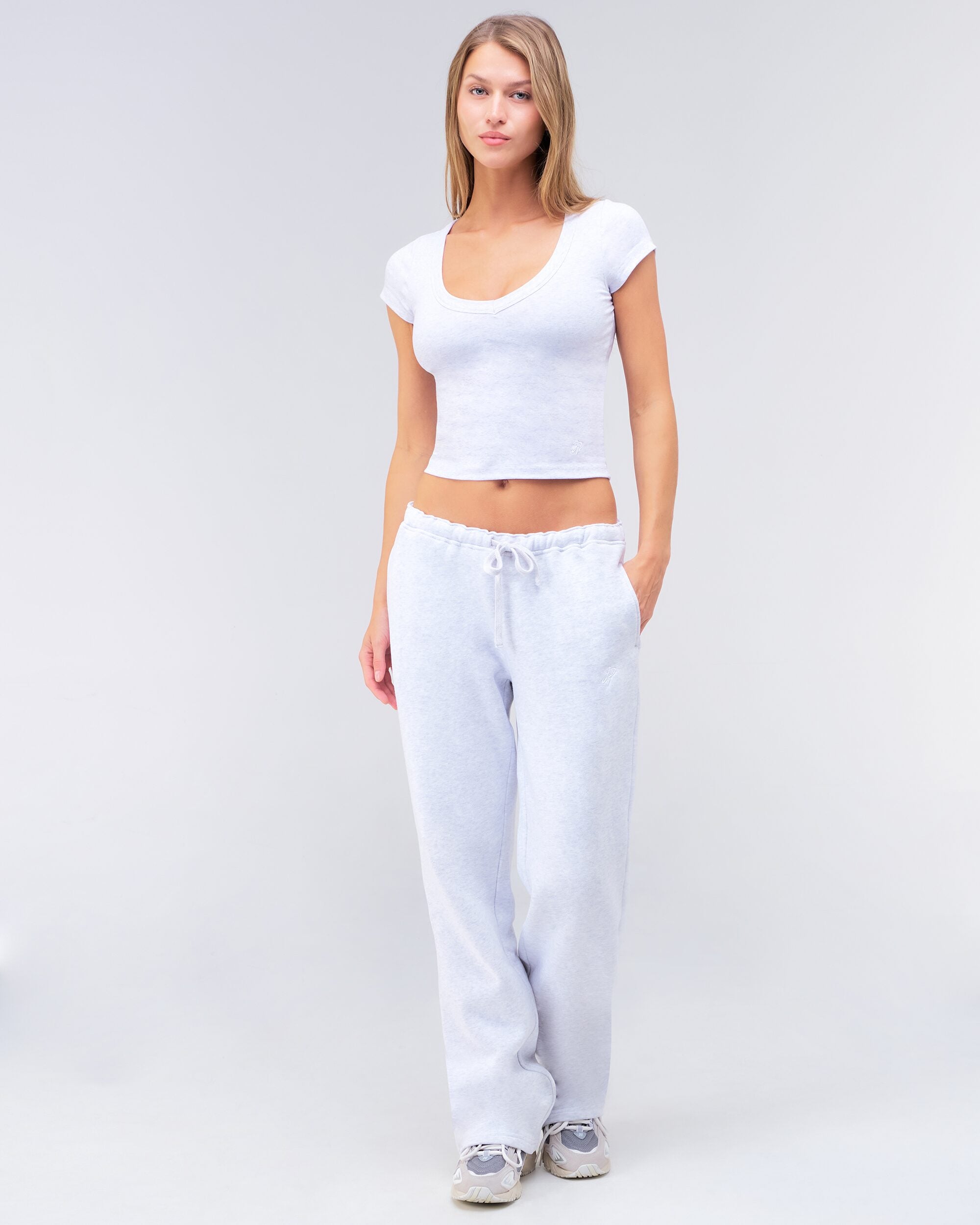 Della fitted v-neck tee in light grey mix, full body front view