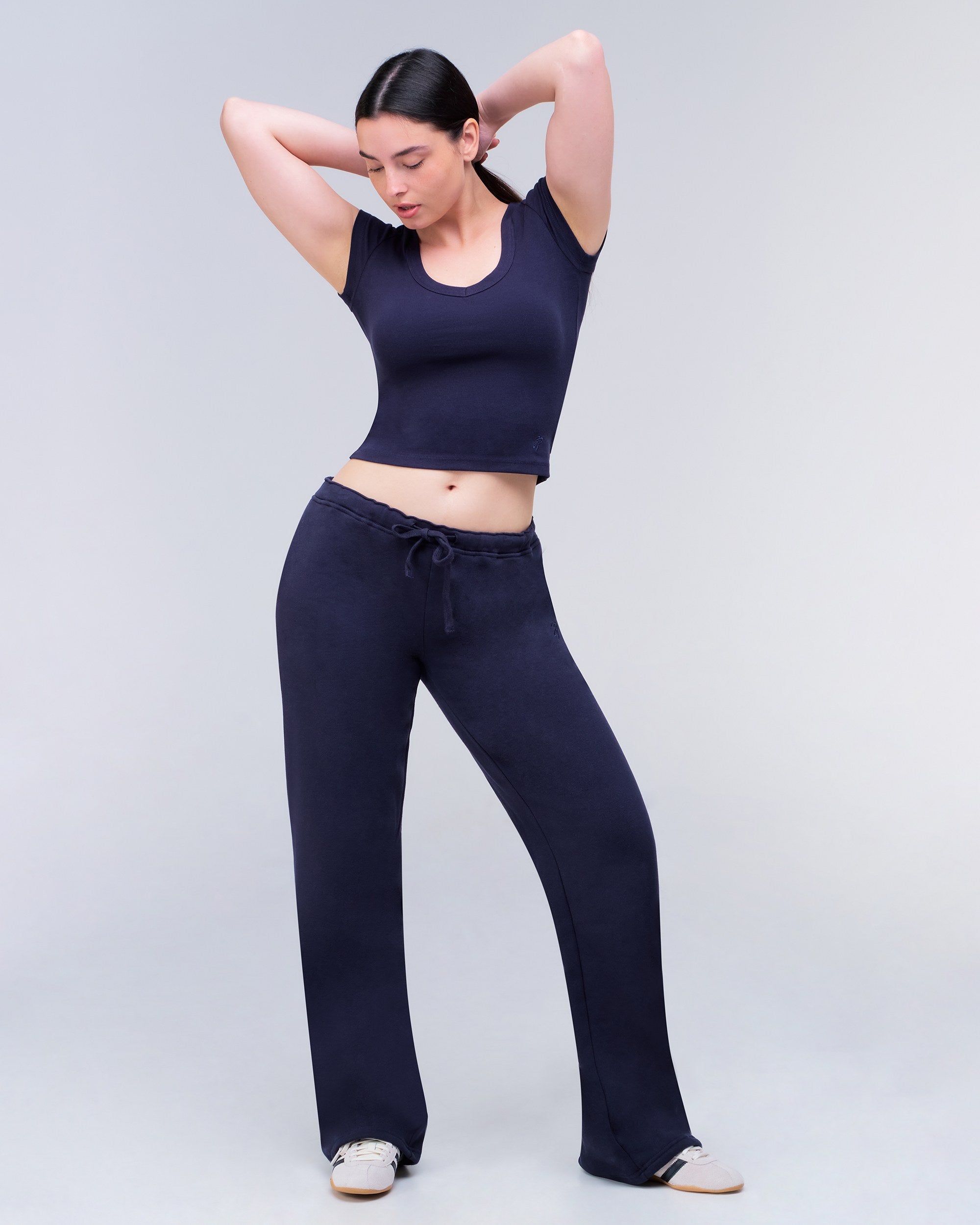 Della - Fitted V-Neck Tee
