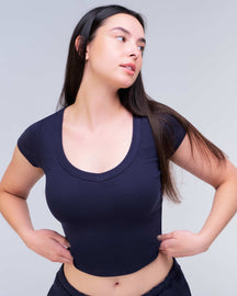 Della - Fitted V-Neck Tee