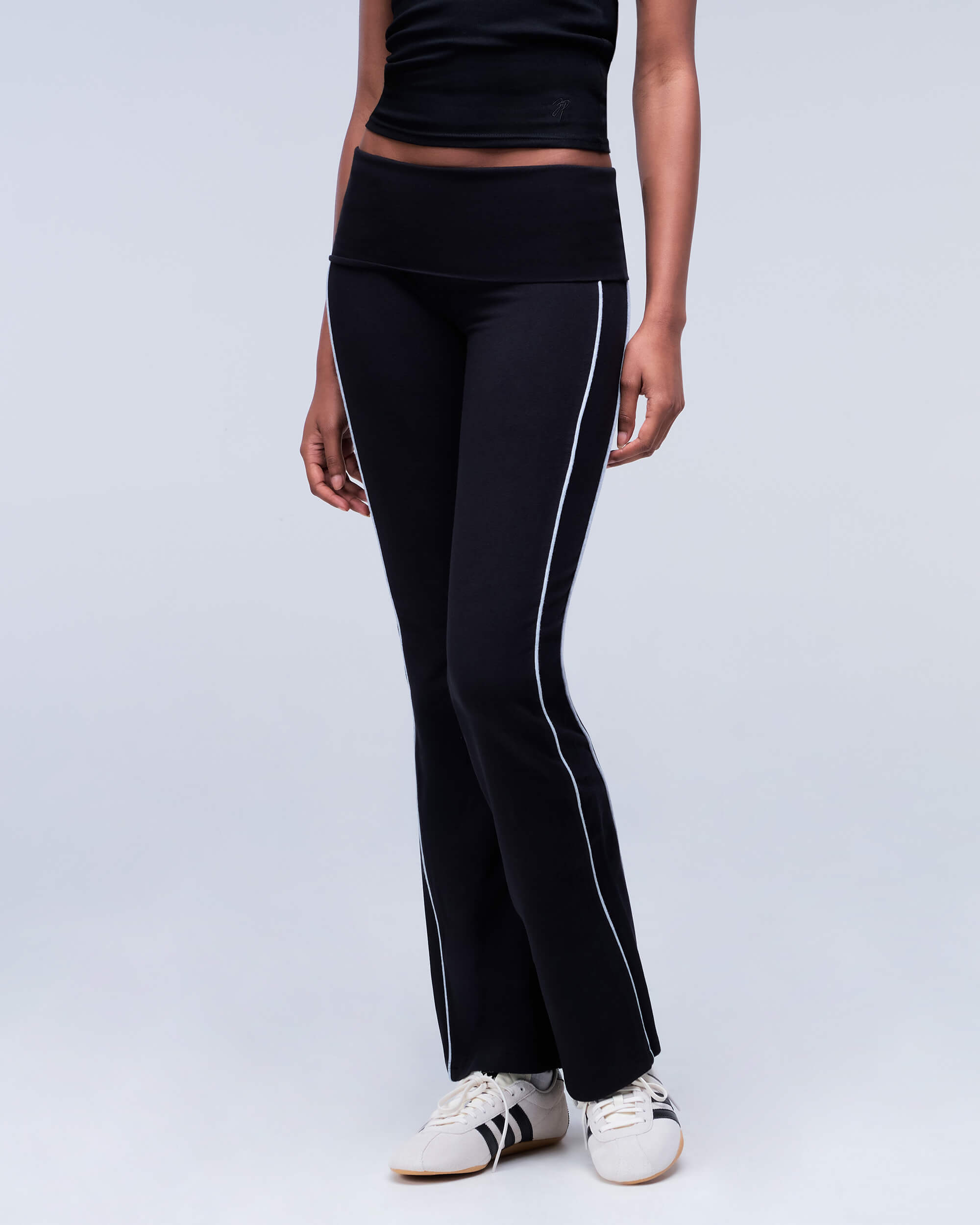 Zelda – Pantalon évasé ajusté avec taille à revers