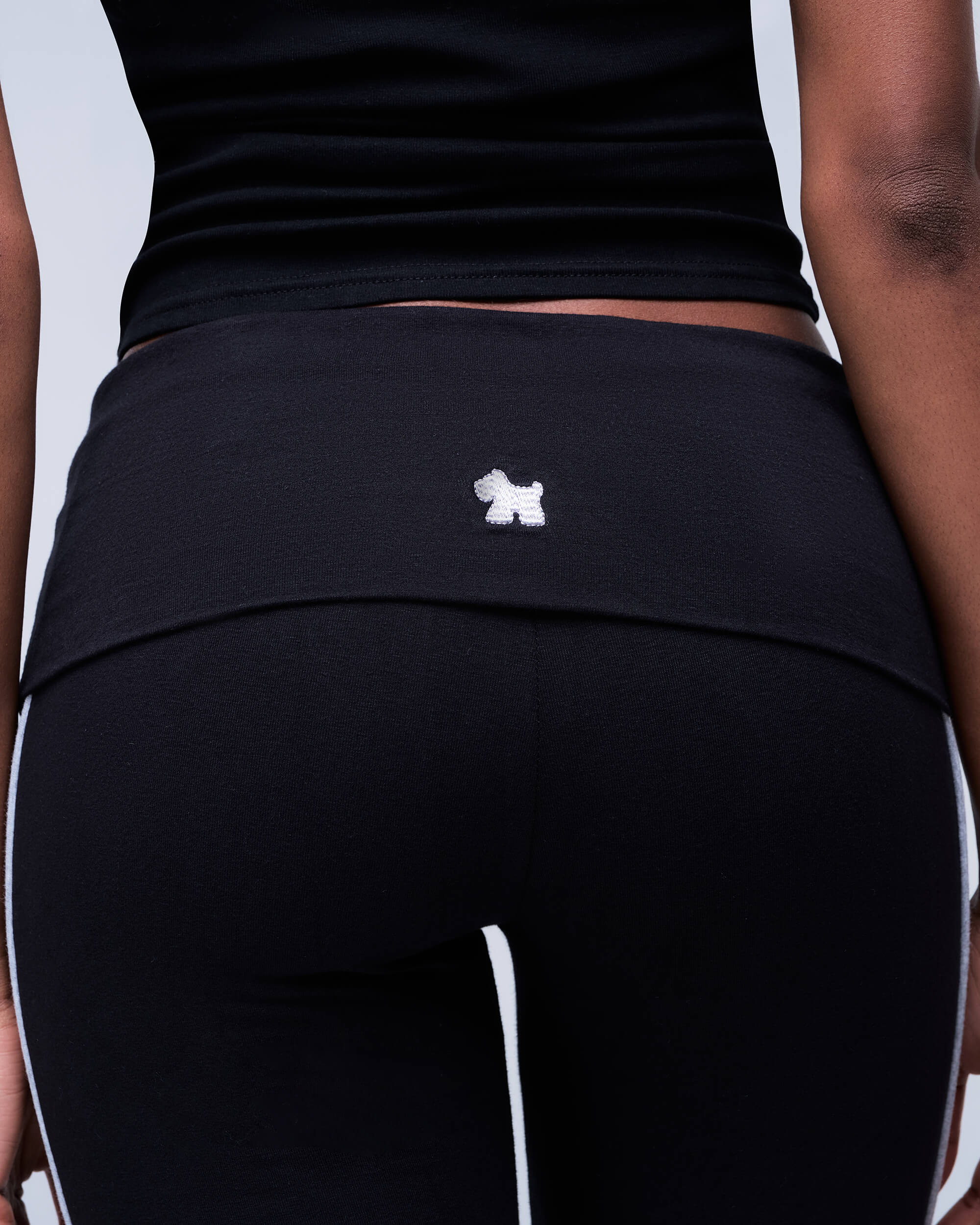 Zelda – Pantalon évasé ajusté avec taille à revers